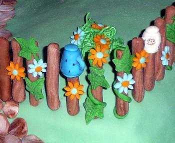 Svadobné torty » Torta Štrbská drevenica, oplotenie na torte