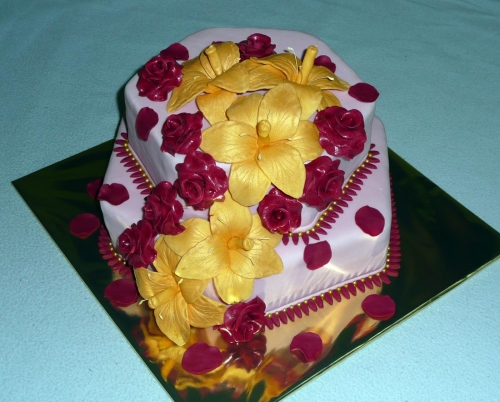 Dvojposchodové torty » Torta Svadobná torta, dvoj poschodová torta, ľalie a ruže