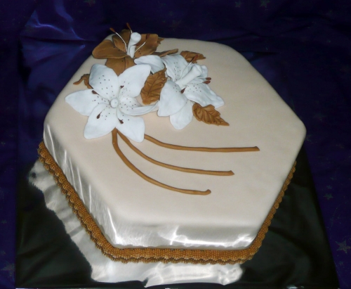 Torty » Torta Béžová torta s kvetmi