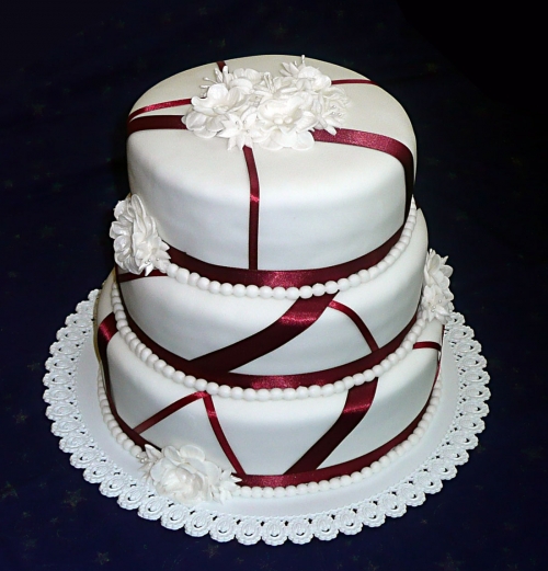 Svadobné torty » Torta Svaobná okrúhla torta, bordové stuhy