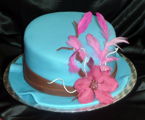 Torty » Torta Torta klobúk, torta na ples, modrá torta s pierkom na klobúku