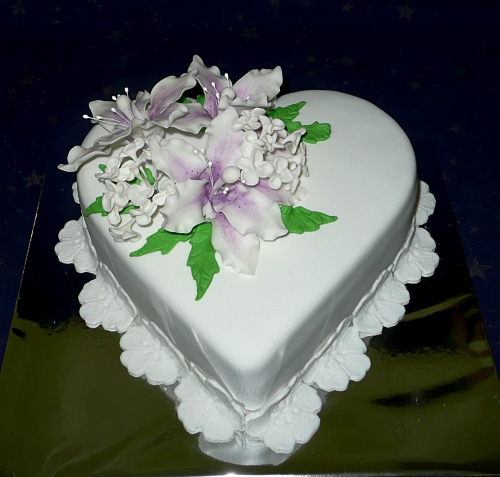 Svadobné torty » Torta Srdce s kvetmi